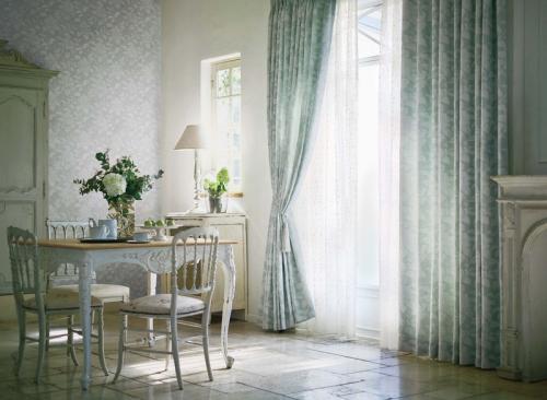 「Winchester & Wessex」　満開のあじさいを繊細に表現した壁紙とカーテン＆やわらかなラインが魅力的な刺繍のシア―カーテン