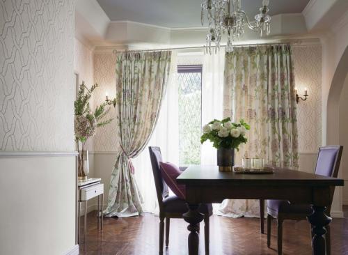 「Sarah Jane & Fawley」　優雅なシャクヤクの花をモチーフにしたカーテン＆繊細なガラスビーズを施した壁紙