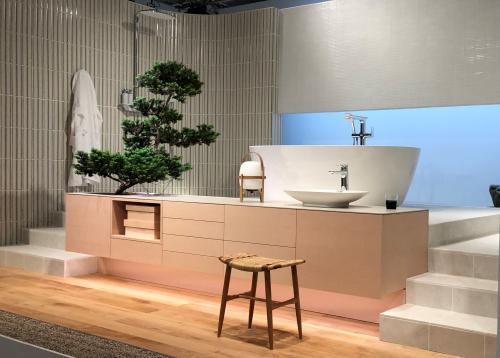 ©2019 Color Design Firm mayumi amimura<br>INAXブランドは初出展、『FURO DISCOVER YOUR NATURE』をテーマに新しい入浴スタイルを提案し、来場者にリラックスする、清々しい心地よさを伝え、これからのINAXを訴求した。