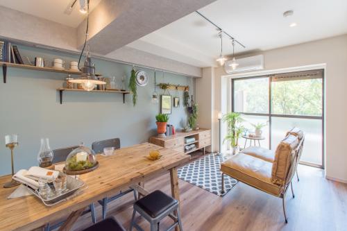 【リビングダイニング】 壁面には棚やフック、壁際の天井にはアートや照明を取り付けられるダクトレールを設置。壁一面全面に下地が入っており、DIYやガーデニング、料理や読書など、趣味やライフスタイルに合わせて空間をアレンジ出来る。