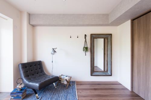 【個室】 アイアンとウッドのフレームの大きなミラーが特徴的。重量のあるミラーを壁付け出来るのは下地があってこそ。