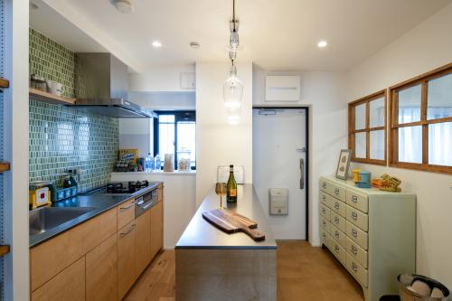 玄関とキッチンの間の壁をなくし、明るく開 放的な空間に